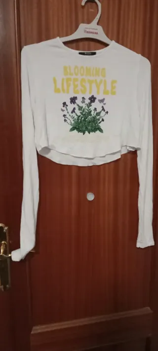 Camiseta Bershka corta flores mariposas S