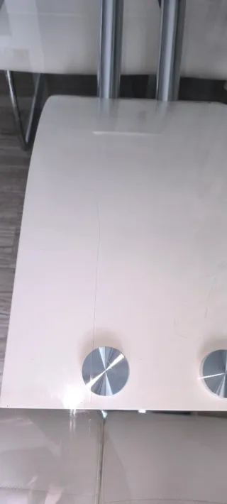 Mesa cristal y 4 sillas blancas