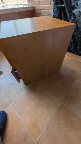 Mesilla de madera con dos cajones