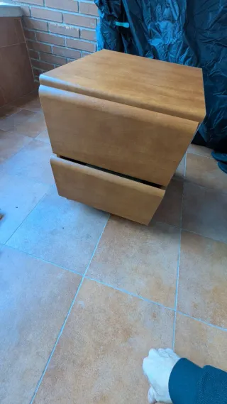 Mesilla de madera con dos cajones