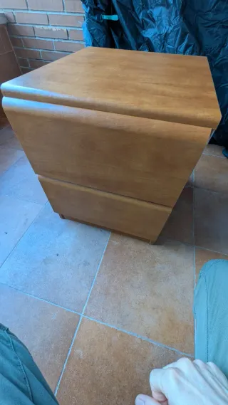 Mesilla de madera con dos cajones