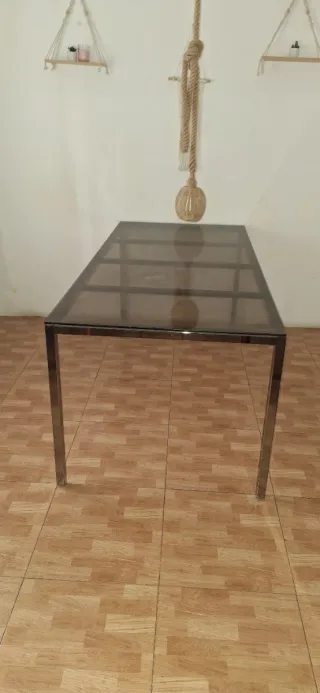 Mesa de cristal y metal