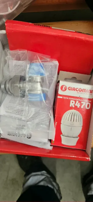 Kit nr.3 Valvole Termosifone Giacomini R470A