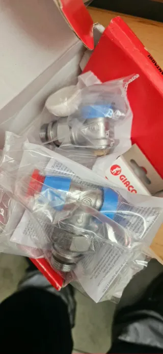 Kit nr.3 Valvole Termosifone Giacomini R470A