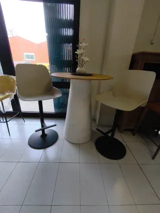 Mesa alta + 2 sillas altas