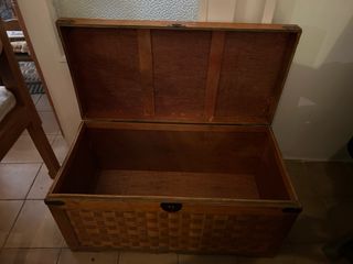 Baúl de madera marrón