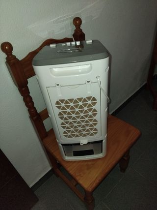 Ventilador blanco y gris