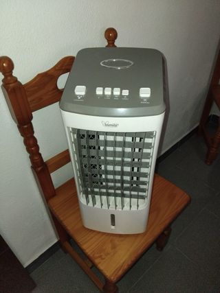 Ventilador blanco y gris