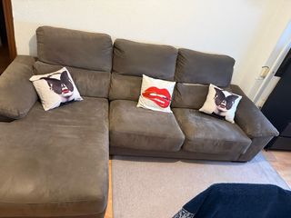 Se vende sofá chaise longue en color gris oscuro.