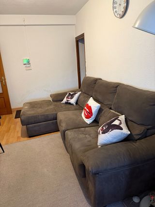 Se vende sofá chaise longue en color gris oscuro.
