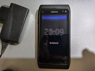 Nokia N8, libre y con cargador.