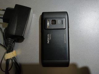 Nokia N8, libre y con cargador.