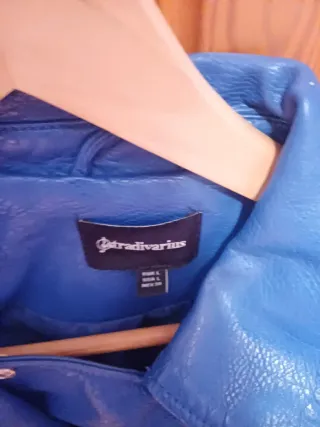Chaqueta Stradivarius azul cuero