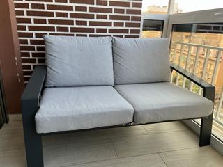 Sofá de terraza de 2 plazas. Muy cómodo.