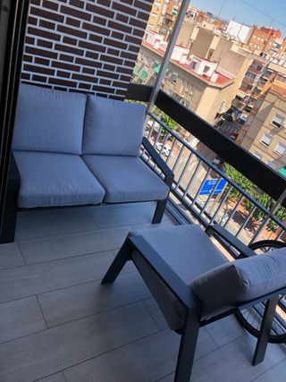 Sofá de terraza de 2 plazas. Muy cómodo.