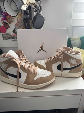 Air Jordan 1 Mid Beige y Blanco