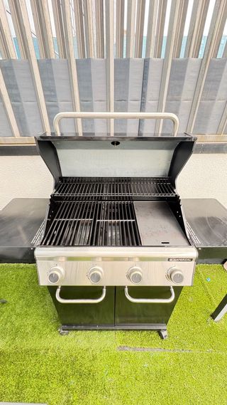 Barbacoa a gas nera e argentata