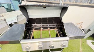 Barbacoa a gas nera e argentata