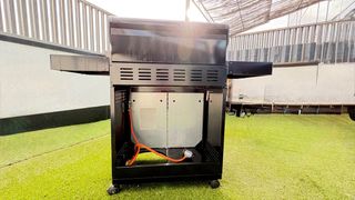 Barbacoa a gas nera e argentata