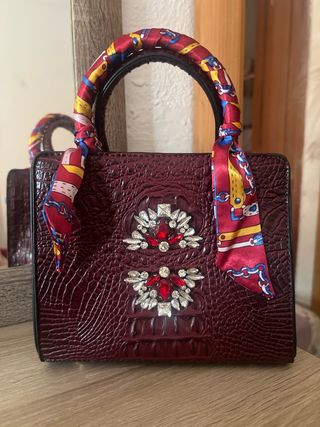 Bolso elegante burdeos con pedrería