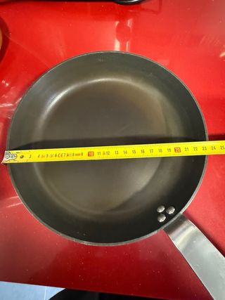 Sartén de metal 28cm y otra de 24cm.