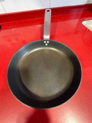 Sartén de metal 28cm y otra de 24cm.