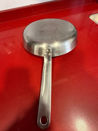 Sartén de metal 28cm y otra de 24cm.