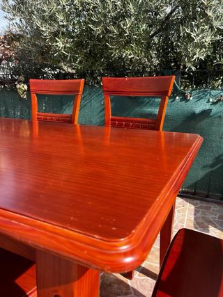 Mesa de madera con 5 sillas