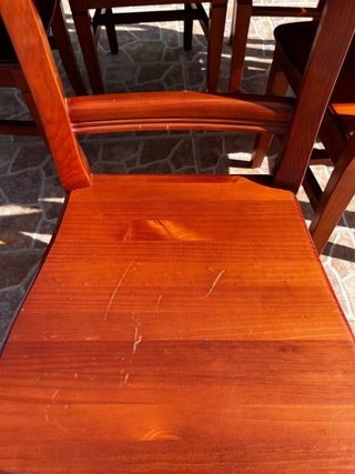 Mesa de madera con 5 sillas