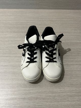 Scarpe sportive bianche con dettagli neri