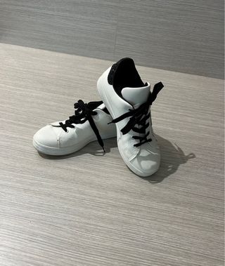 Scarpe sportive bianche con dettagli neri