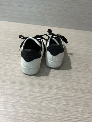 Scarpe sportive bianche con dettagli neri