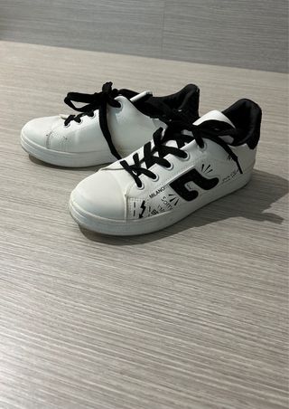 Scarpe sportive bianche con dettagli neri