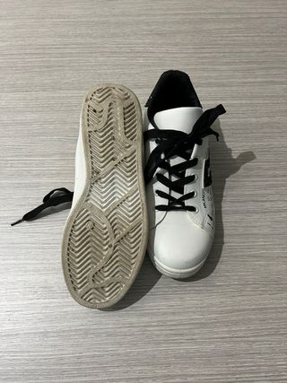 Scarpe sportive bianche con dettagli neri