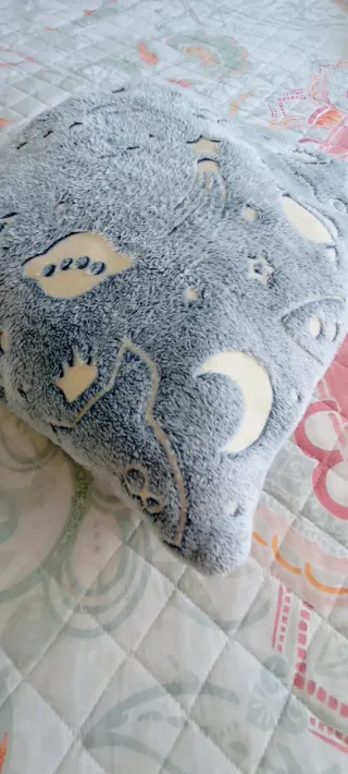 Cojín infantil espacial azul se ilumina a oscuras