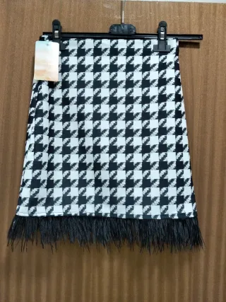 Falda pata de gallo con plumas