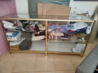 Vitrina de exposición dorada y transparente