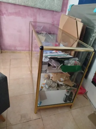 Vitrina de exposición dorada y transparente