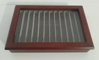 Vitrina expositora de madera y cristal