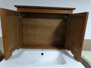 Mueble baño madera con lavabo y espejo