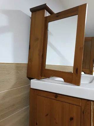 Mueble baño madera con lavabo y espejo