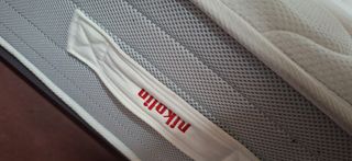 Colchón y somier de tela y metal