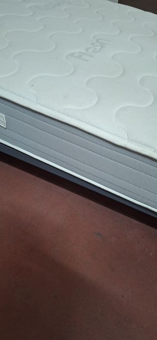 Colchón y somier de tela y metal