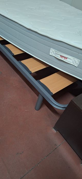 Colchón y somier de tela y metal