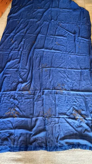Cortina azul con detalles dorados