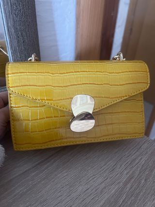 Bolso amarillo mostaza con cierre dorado