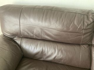 Sofá de piel marrón