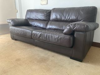 Sofá de piel marrón