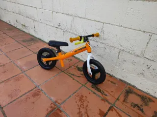 Bicicleta de equilibrio naranja