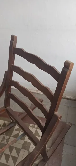 Mecedora antigua de madera